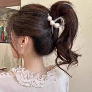 Woman wearing a 6-pearl white hair clip